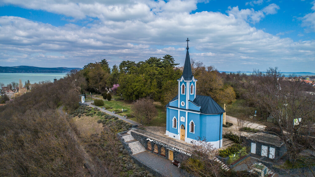 Színpompás panoráma és szürkeség