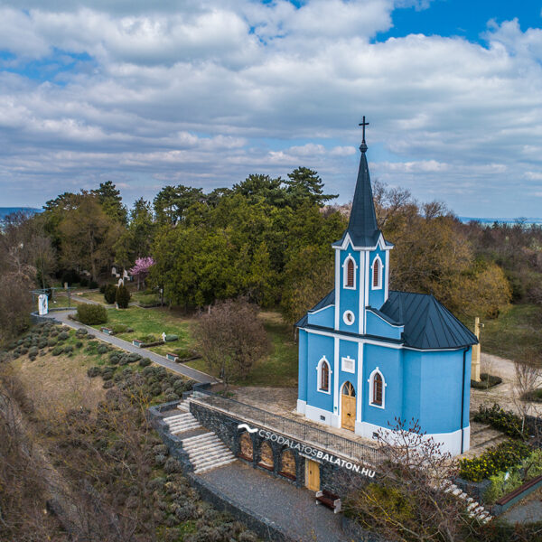 Színpompás panoráma és szürkeség
