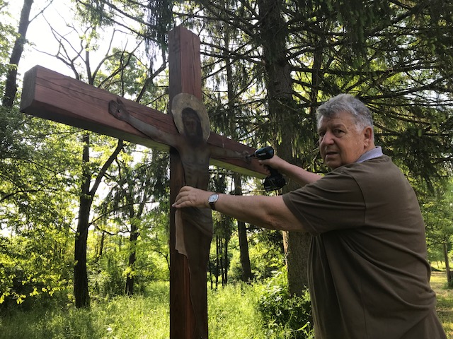 A pléhkrisztusok megmentéséért